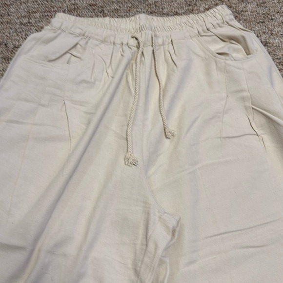 Beige wide leg elastic waist pants with pockets - Picture 2 of 4